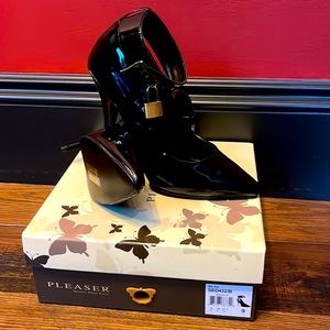 Brand new never worn black Pleasers